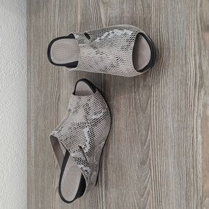 Near New Tsubo OVID Leather Black Grey Snakeskin Wedge Shoes Slip On 5.5